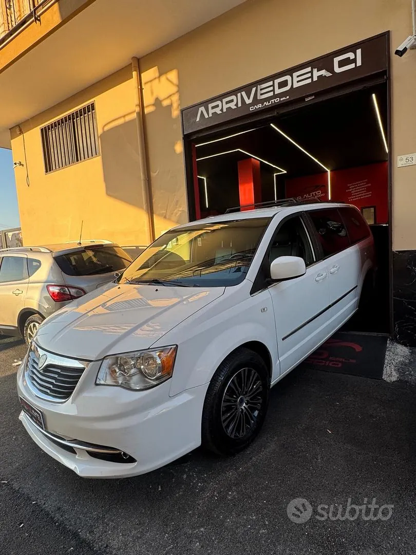Lancia Voyager 2015 photo 4