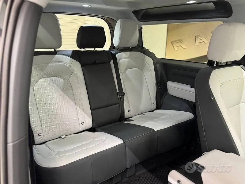 Land Rover Defender 2026 photo 5