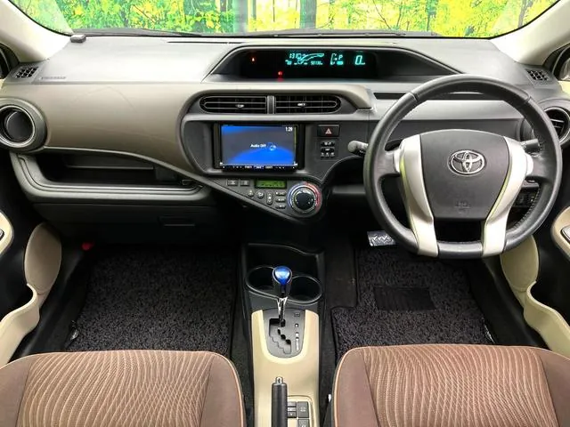 Toyota Aqua G 2012 photo 2