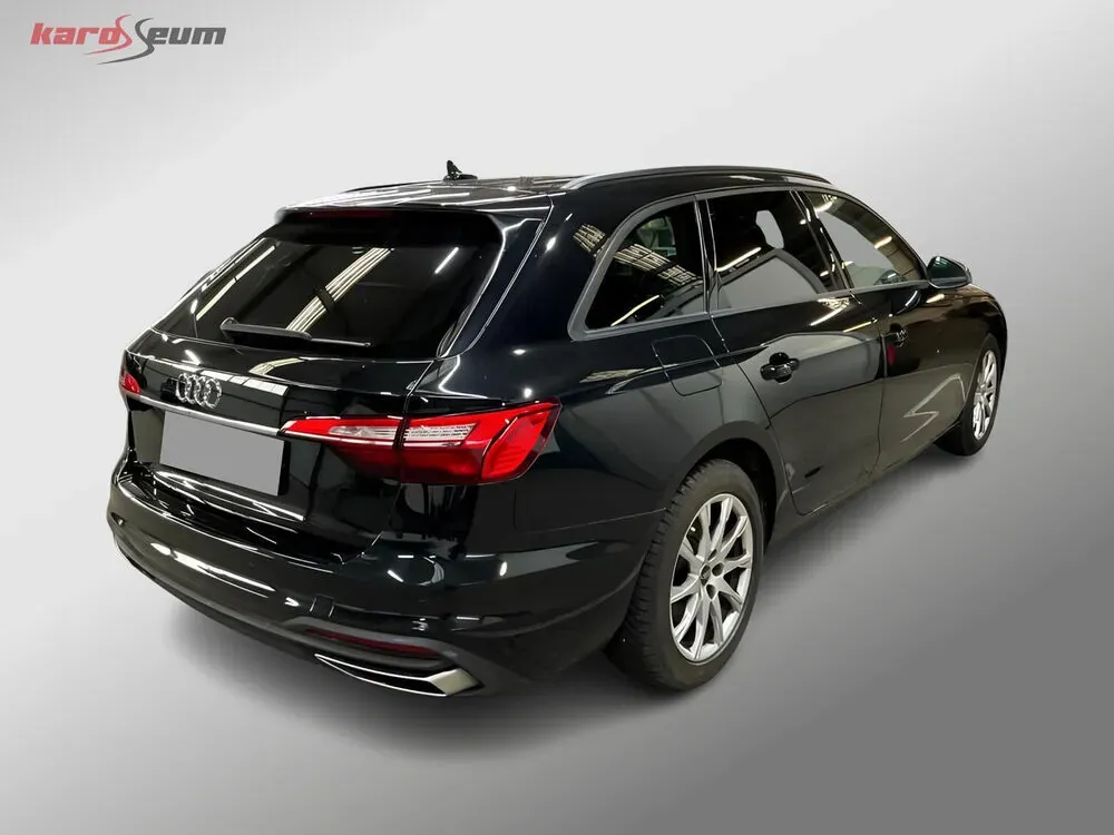 Audi A4 2022 photo 2
