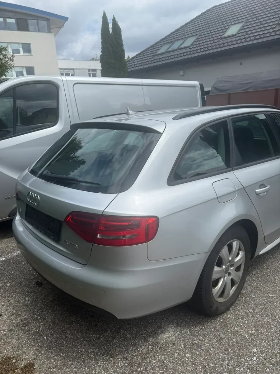 Audi A4 2010 photo 2