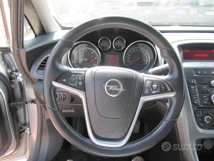 Opel Astra 2013 photo 5