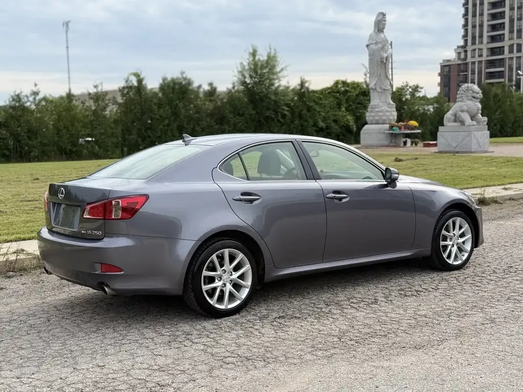 Lexus Is 2013 photo 2