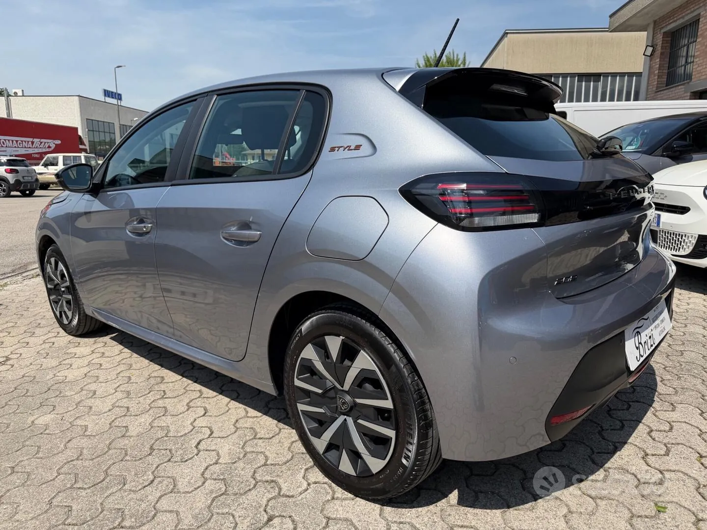 Peugeot 208 2025 photo 2