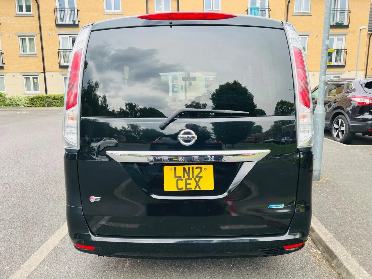 Nissan Serena 2012 photo 4