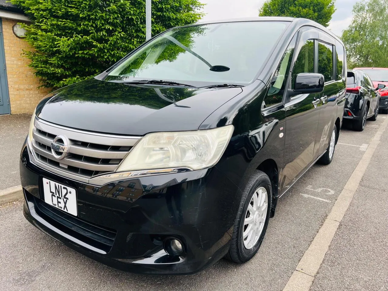 Nissan Serena 2012 photo 2