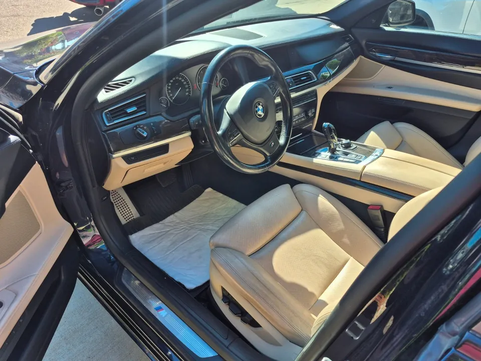 BMW 7 Series 2012 photo 2