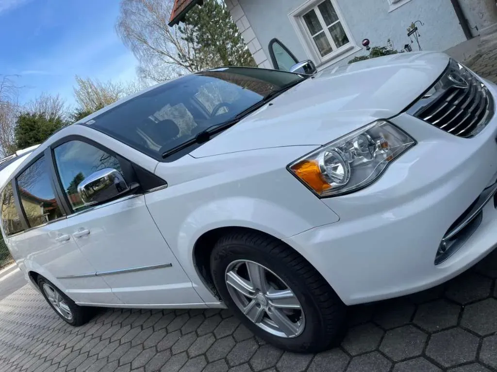 Lancia Voyager 2014 photo 2