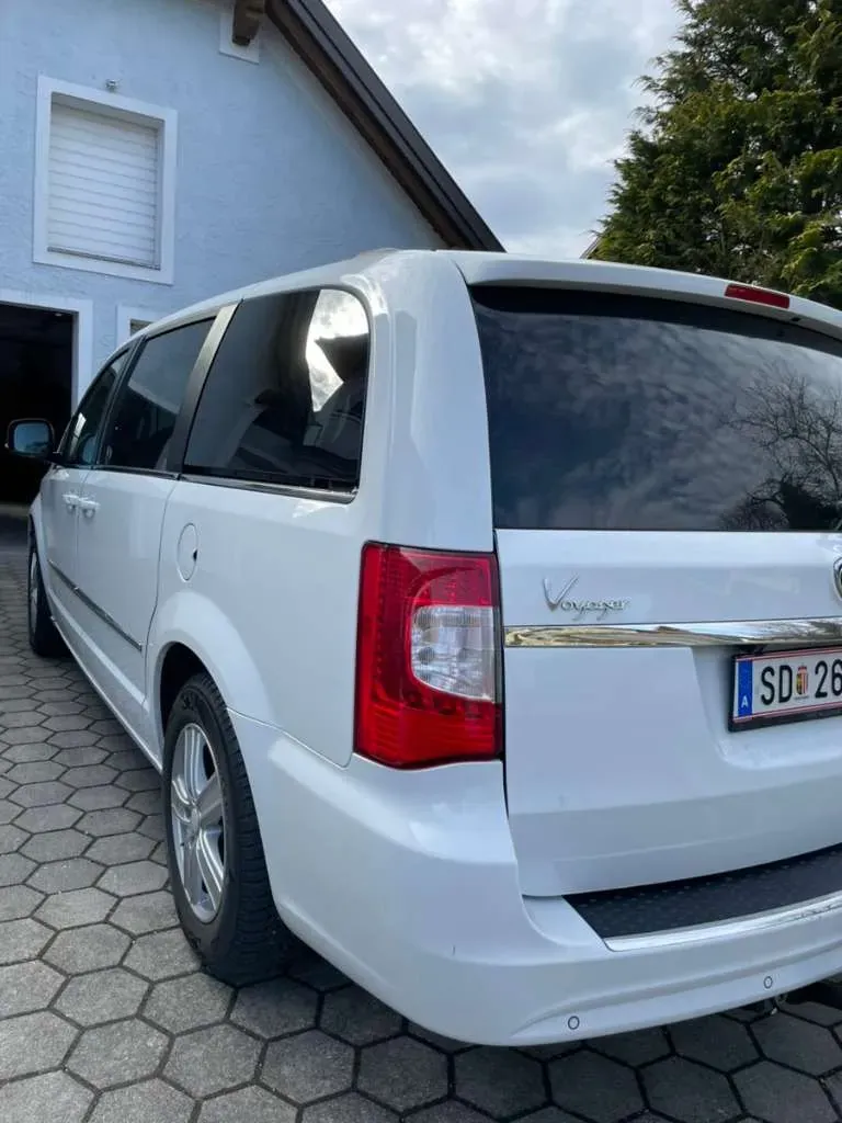 Lancia Voyager 2014 photo 3