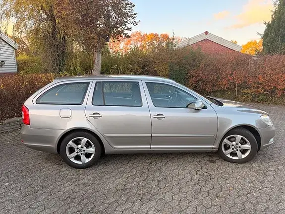 Skoda Octavia 2012 photo 2