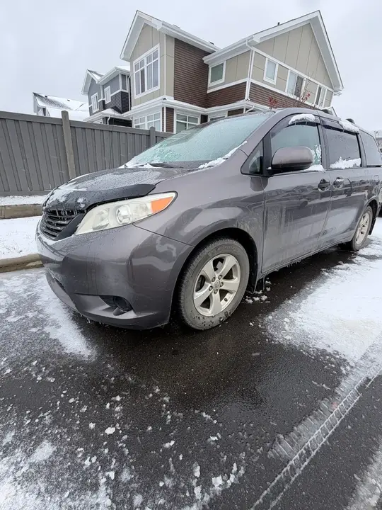 Toyota Sienna 2013 photo 2