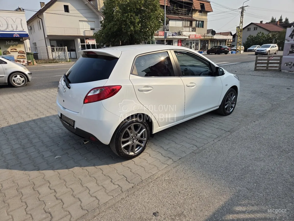 Mazda 2 2012 photo 5