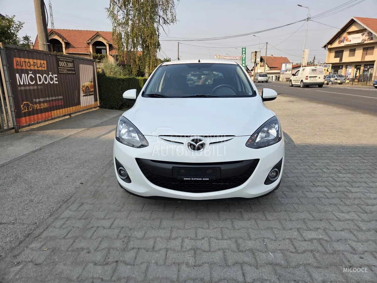 Mazda 2 2012 photo 3