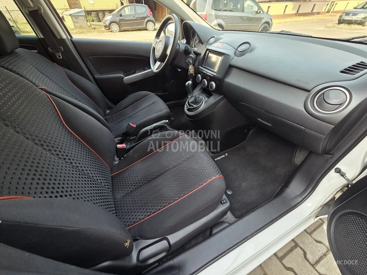Mazda 2 2012 photo 4