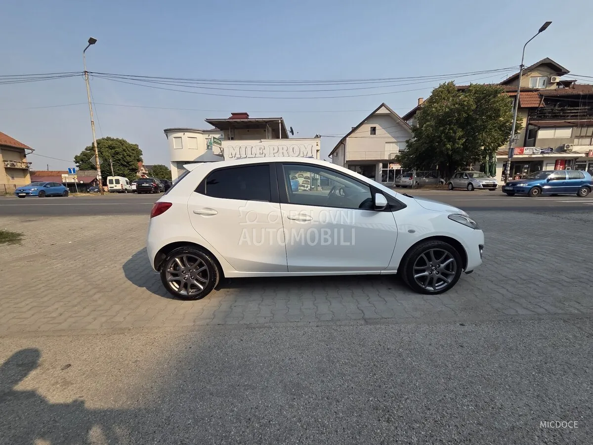 Mazda 2 2012 photo 2