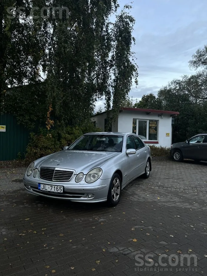 Mercedes-Benz E320 2002 photo 2