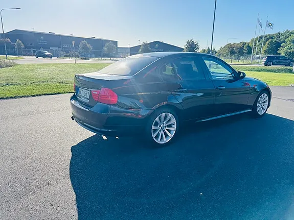 BMW 318D 2010 photo 2