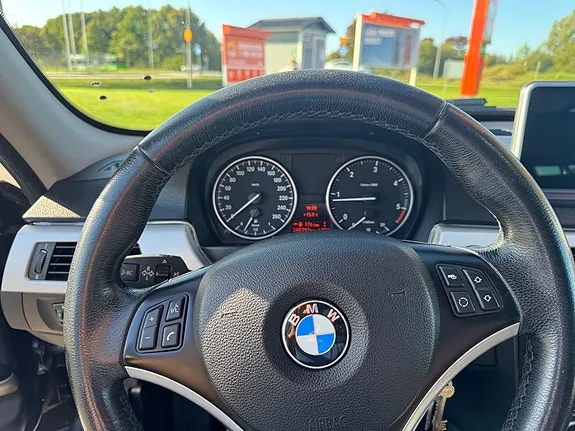 BMW 318D 2010 photo 3
