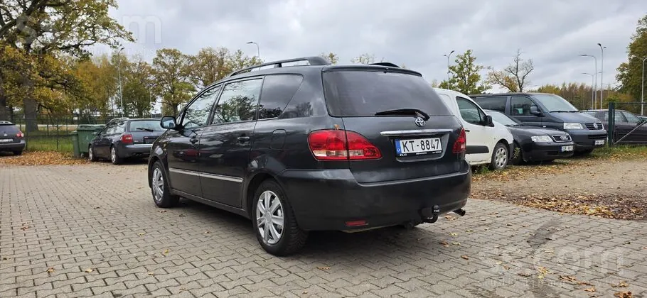 Toyota Avensis Verso 2002 photo 4