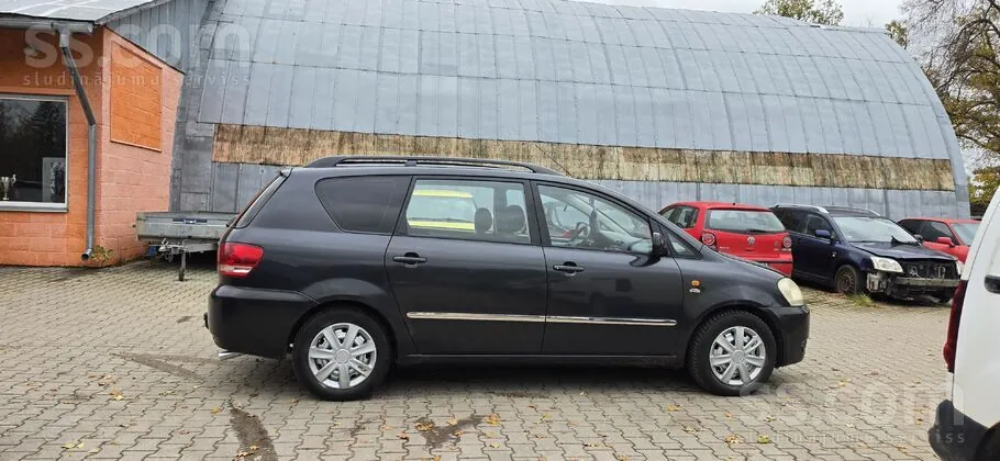 Toyota Avensis Verso 2002 photo 2
