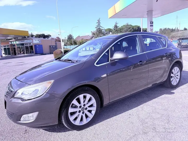 Opel Astra 2010 photo 2