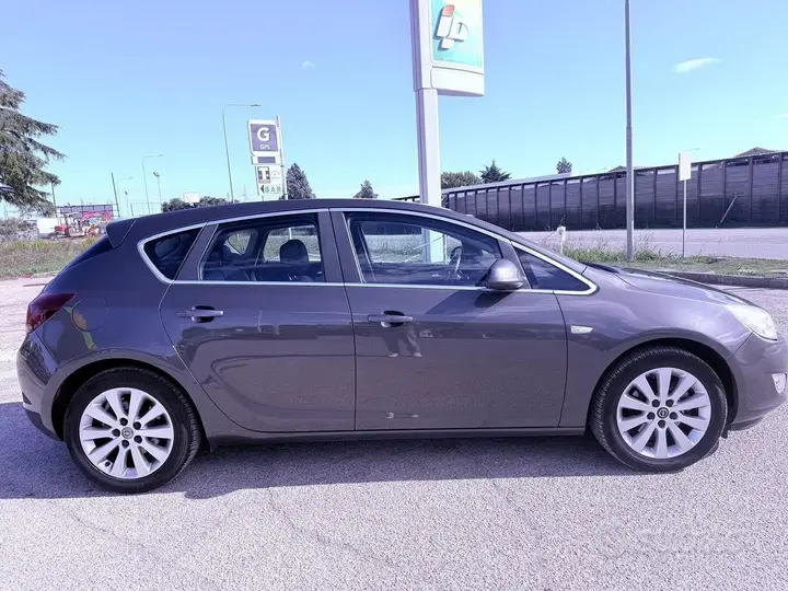 Opel Astra 2010 photo 4