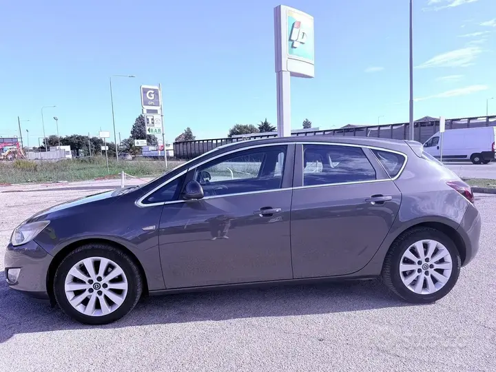 Opel Astra 2010 photo 5