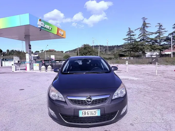 Opel Astra 2010 photo 3