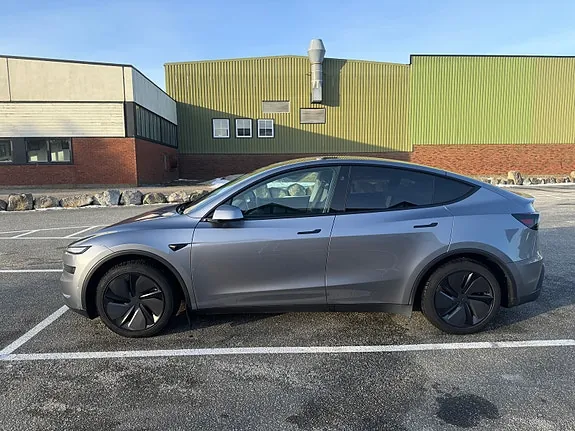 Tesla Model Y 2025 photo 3