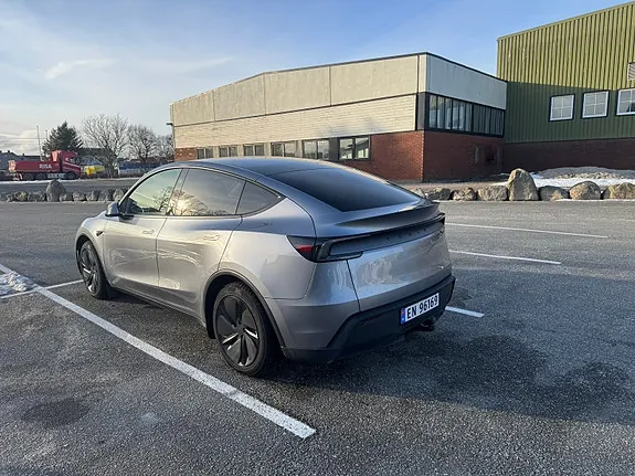 Tesla Model Y 2025 photo 4