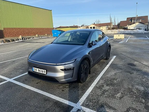 Tesla Model Y 2025 photo 2