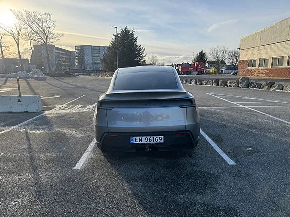 Tesla Model Y 2025 photo 5