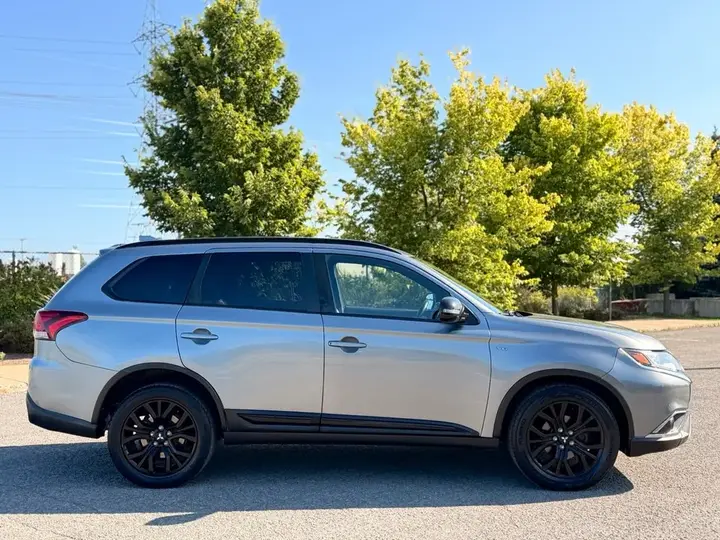 Mitsubishi Outlander 2018 photo 2