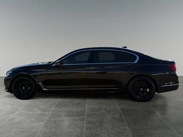 BMW 7 Series 2016 photo 2