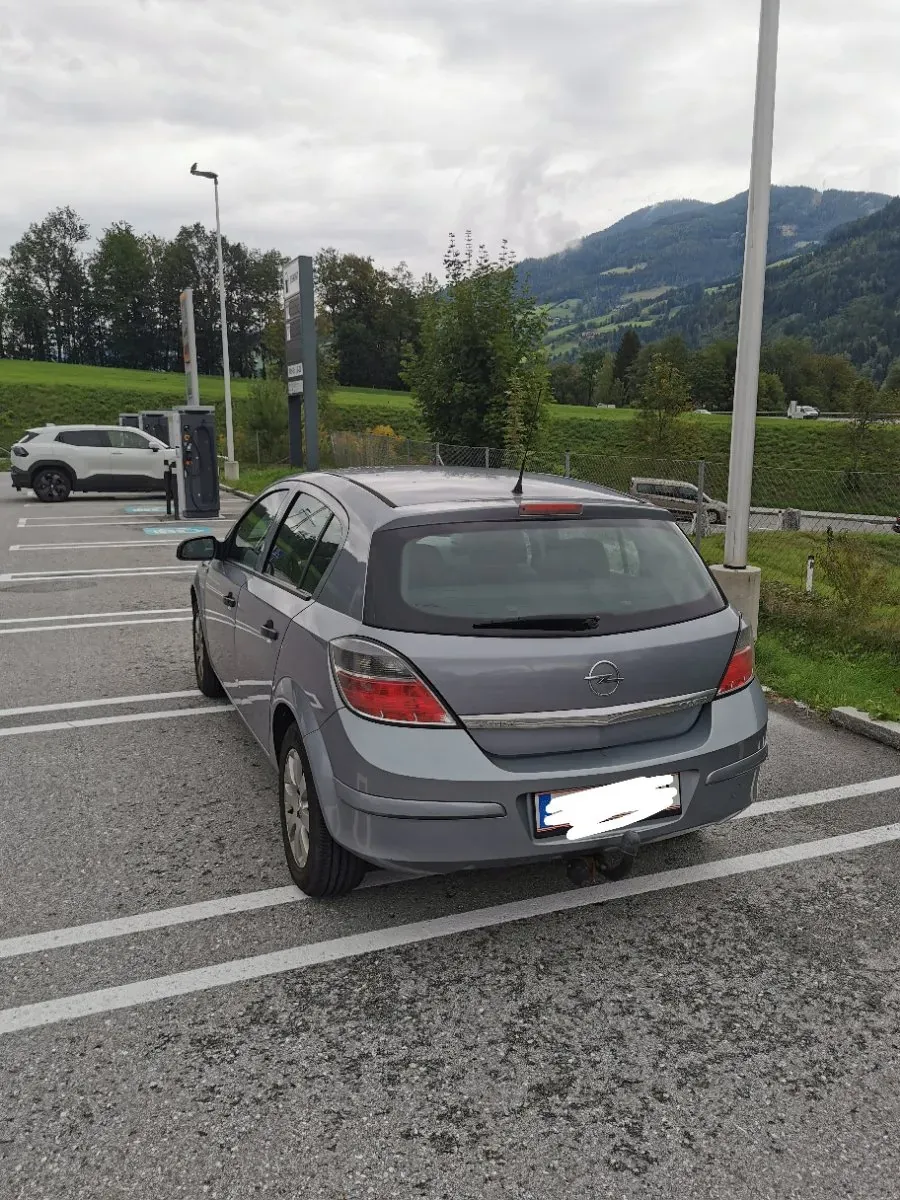 Opel Astra 2009 photo 2