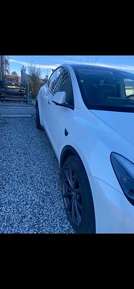 Tesla Model Y 2023 photo 2