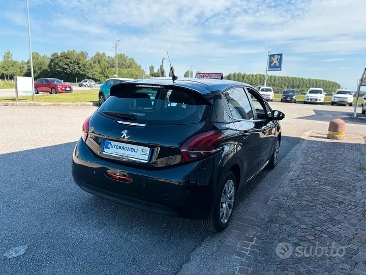 Peugeot 208 2019 photo 3