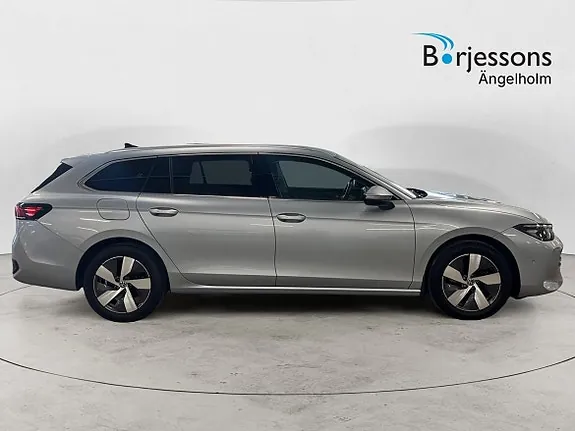 Volkswagen Passat 2025 photo 2