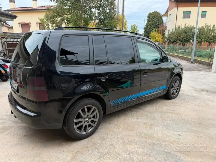 Volkswagen Touran 2006 photo 2