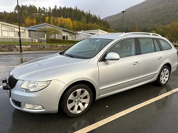 Skoda Superb 2011 photo 4