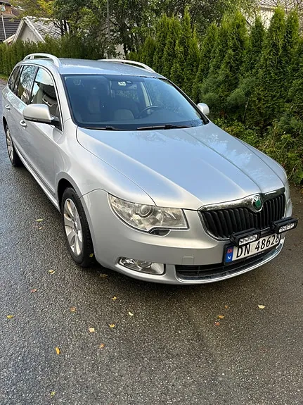 Skoda Superb 2011 photo 5