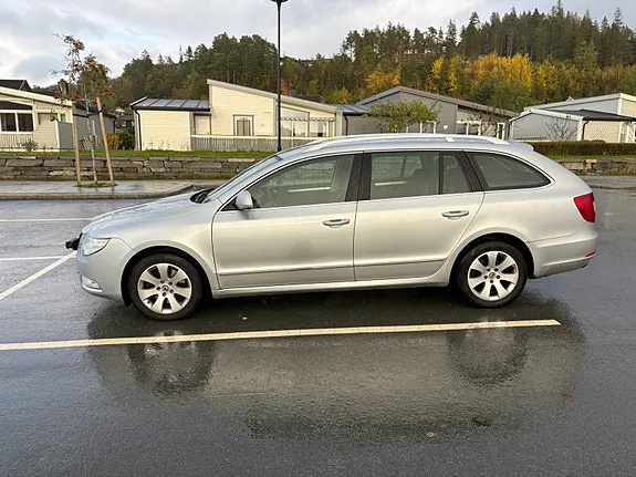 Skoda Superb 2011 photo 3