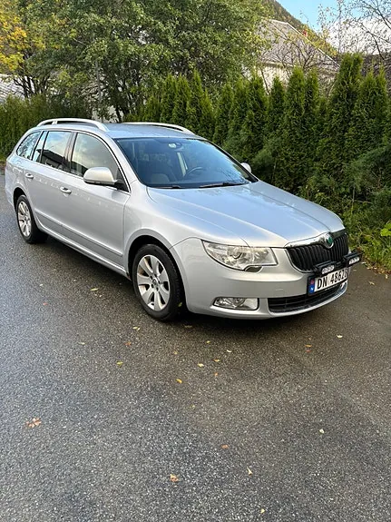 Skoda Superb 2011 photo 2
