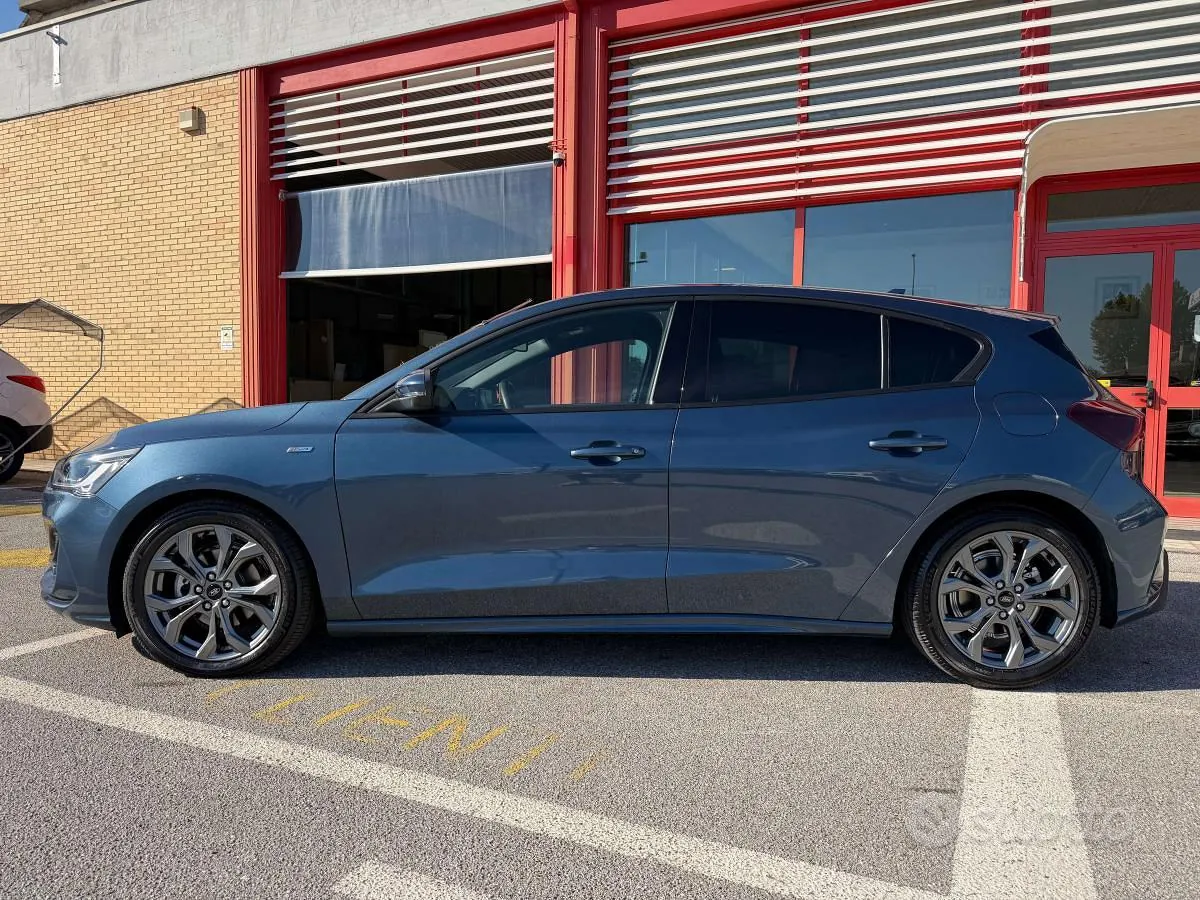 Ford Focus 2023 photo 3
