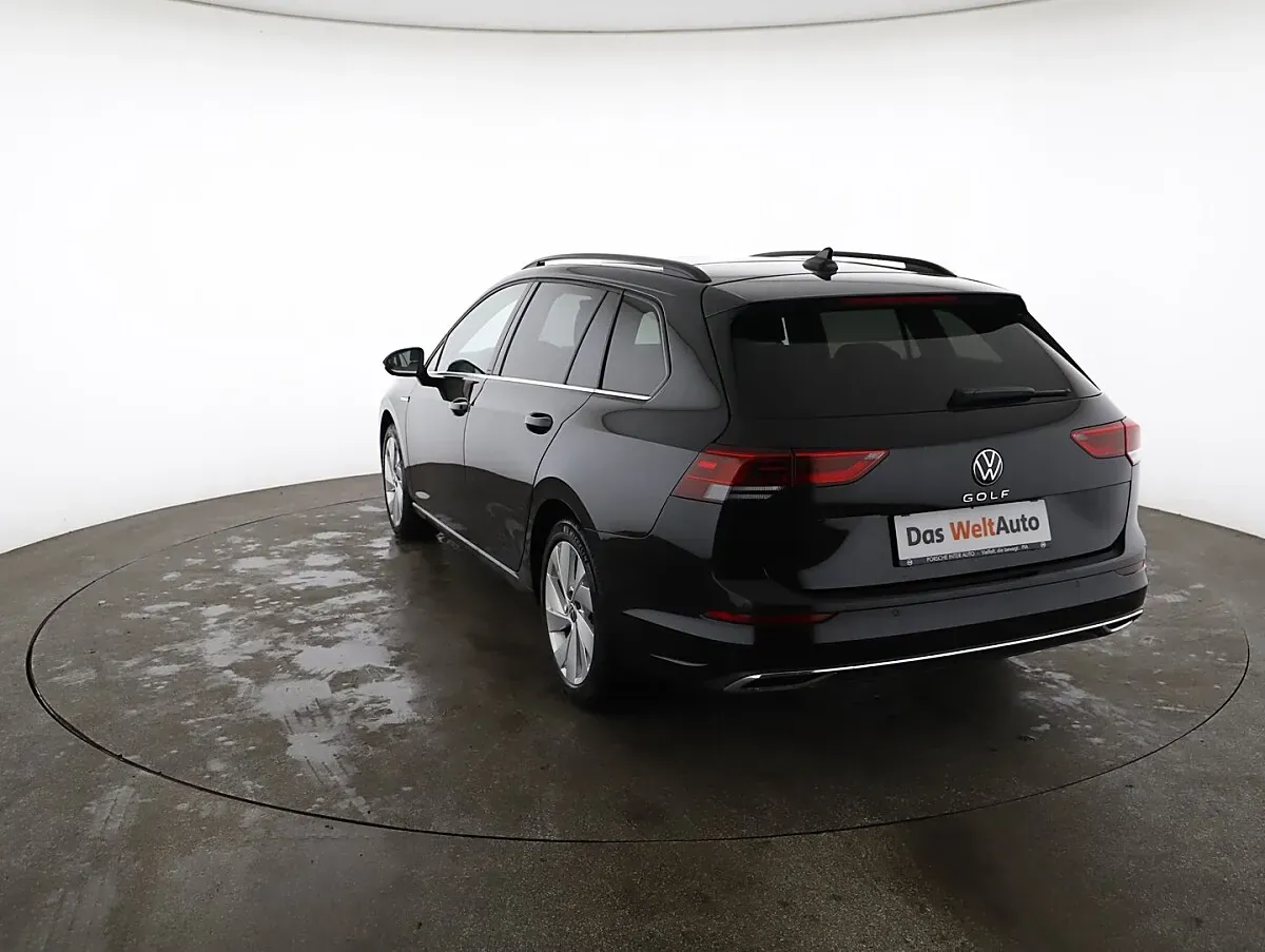 Volkswagen Golf 2023 photo 2