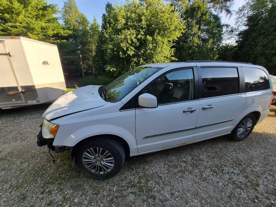 Chrysler Town & Country 2014 photo 3