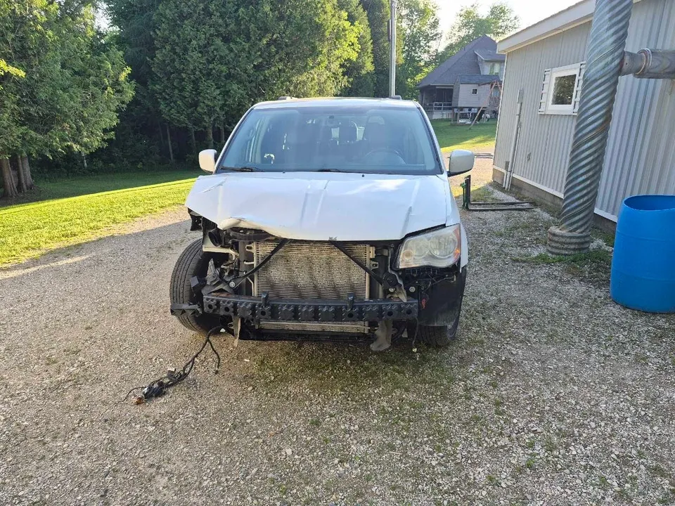 Chrysler Town & Country 2014 photo 2
