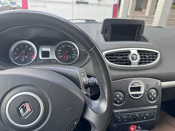 Renault Clio 2012 photo 2