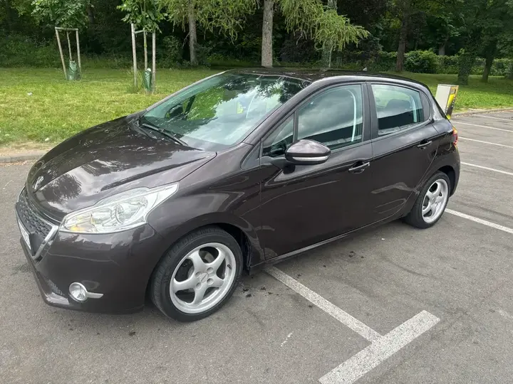 Peugeot 208 2012 photo 3