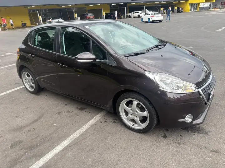 Peugeot 208 2012 photo 2